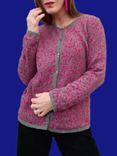 Charger l'image dans la galerie, Cardigan vintage Mathilde - En laine Léopard gris et fuchsia. Taille M, 38, 40. Damart