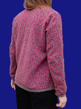 Charger l'image dans la galerie, Cardigan vintage Mathilde - En laine Léopard gris et fuchsia. Taille M, 38, 40. Damart