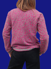 Charger l'image dans la galerie, Cardigan vintage Mathilde - En laine Léopard gris et fuchsia. Taille M, 38, 40. Damart
