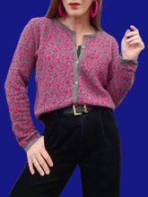 Charger l'image dans la galerie, Cardigan vintage Mathilde - En laine Léopard gris et fuchsia. Taille M, 38, 40. Damart