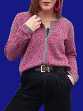 Charger l'image dans la galerie, Cardigan vintage Mathilde - En laine Léopard gris et fuchsia. Taille M, 38, 40. Damart
