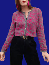 Charger l'image dans la galerie, Cardigan vintage Mathilde - En laine Léopard gris et fuchsia. Taille M, 38, 40. Damart