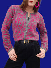 Charger l'image dans la galerie, Cardigan vintage Mathilde - En laine Léopard gris et fuchsia. Taille M, 38, 40. Damart