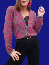 Charger l'image dans la galerie, Cardigan vintage Mathilde - En laine Léopard gris et fuchsia. Taille M, 38, 40. Damart