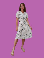 Charger l'image dans la galerie, Robe vintage Margault - Zébrée grise et noire. Toute boutonnée. Taille S, 36, 38.