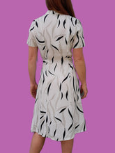 Charger l'image dans la galerie, Robe vintage Margault - Zébrée grise et noire. Toute boutonnée. Taille S, 36, 38.
