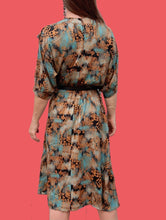 Charger l'image dans la galerie, Robe vintage Gaëlle - Plastron volanté en V. Motif Aztèque. Taille M, 38, 40. Made in France