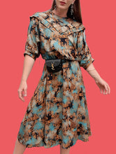 Charger l'image dans la galerie, Robe vintage Gaëlle - Plastron volanté en V. Motif Aztèque. Taille M, 38, 40. Made in France