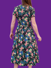 Charger l'image dans la galerie, Robe vintage Erika - Toute boutonnée. Fleurie bleue marine. Taille M, 38, 40. Made in France.