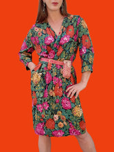 Charger l'image dans la galerie, Robe vintage Sabine - Cache cœur fleuri orange, fuchsia et vert. Taille M, 38 40