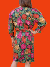 Charger l'image dans la galerie, Robe vintage Sabine - Cache cœur fleuri orange, fuchsia et vert. Taille M, 38 40