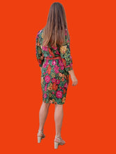 Charger l'image dans la galerie, Robe vintage Sabine - Cache cœur fleuri orange, fuchsia et vert. Taille M, 38 40