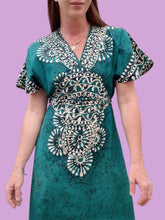 Charger l'image dans la galerie, Robe vintage Mira - Motifs ethniques verts et blancs. Taille M, 38, 40.