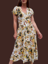 Charger l'image dans la galerie, Robe vintage Marie - Fleurie kaki et jaune. Toute boutonnée. Taille M, 38, 40.