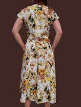 Charger l'image dans la galerie, Robe vintage Marie - Fleurie kaki et jaune. Toute boutonnée. Taille M, 38, 40.