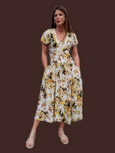 Charger l'image dans la galerie, Robe vintage Marie - Fleurie kaki et jaune. Toute boutonnée. Taille M, 38, 40.
