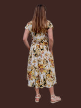 Charger l'image dans la galerie, Robe vintage Marie - Fleurie kaki et jaune. Toute boutonnée. Taille M, 38, 40.