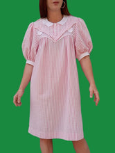 Charger l'image dans la galerie, Robe vintage Alwina - Tissu gaufré rayé rose et blanc. Taille M, 38, 40. Made in France