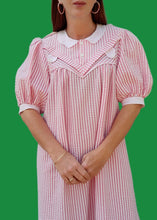 Charger l'image dans la galerie, Robe vintage Alwina - Tissu gaufré rayé rose et blanc. Taille M, 38, 40. Made in France
