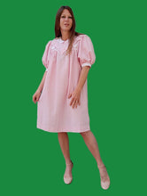 Charger l'image dans la galerie, Robe vintage Alwina - Tissu gaufré rayé rose et blanc. Taille M, 38, 40. Made in France