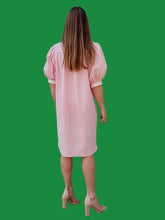 Charger l'image dans la galerie, Robe vintage Alwina - Tissu gaufré rayé rose et blanc. Taille M, 38, 40. Made in France