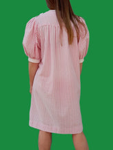 Charger l'image dans la galerie, Robe vintage Alwina - Tissu gaufré rayé rose et blanc. Taille M, 38, 40. Made in France