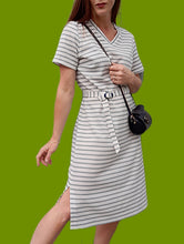 Charger l'image dans la galerie, Robe vintage Magdalena - Rayures bleues sur fond blanc. Taille M, 38, 40.