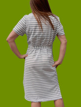 Charger l'image dans la galerie, Robe vintage Magdalena - Rayures bleues sur fond blanc. Taille M, 38, 40.