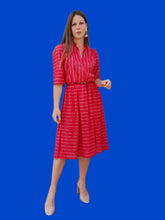 Charger l'image dans la galerie, Robe plissée vintage Alix - A rayures roses et rouges. Taille M, 38, 40. Made in France