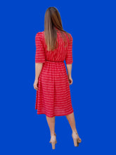 Charger l'image dans la galerie, Robe plissée vintage Alix - A rayures roses et rouges. Taille M, 38, 40. Made in France