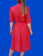 Charger l'image dans la galerie, Robe plissée vintage Alix - A rayures roses et rouges. Taille M, 38, 40. Made in France