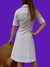 Charger l'image dans la galerie, Robe vintage Sophia - Col et poches brodées de fleurs. Taille S, 36, 38. Bragard. Made in France.