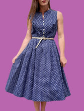Charger l'image dans la galerie, Robe vintage Manon - Provençale bleue marine et fleurs blanches. Taille M, 38, 40. Hanne Modèle.