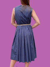 Charger l'image dans la galerie, Robe vintage Manon - Provençale bleue marine et fleurs blanches. Taille M, 38, 40. Hanne Modèle.