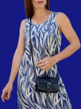 Charger l'image dans la galerie, Robe vintage Zéli - Imprimé végétal bleu marine et blanc. Taille M, 38, 40. Made in France.