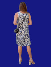 Charger l'image dans la galerie, Robe vintage Zéli - Imprimé végétal bleu marine et blanc. Taille M, 38, 40. Made in France.