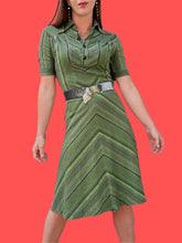 Charger l'image dans la galerie, Robe vintage Célia - Rayures asymétriques vertes. Taille S ou 36, 38