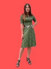 Charger l'image dans la galerie, Robe vintage Célia - Rayures asymétriques vertes. Taille S ou 36, 38