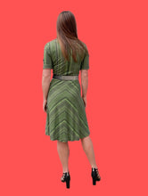 Charger l'image dans la galerie, Robe vintage Célia - Rayures asymétriques vertes. Taille S ou 36, 38