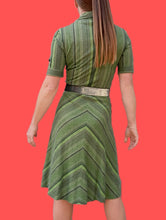 Charger l'image dans la galerie, Robe vintage Célia - Rayures asymétriques vertes. Taille S ou 36, 38