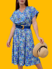 Charger l'image dans la galerie, Robe vintage Lisa - Toute boutonnée à fleurs bleues. Taille XXXL, 46, 48