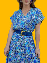 Charger l'image dans la galerie, Robe vintage Lisa - Toute boutonnée à fleurs bleues. Taille XXXL, 46, 48