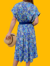Charger l'image dans la galerie, Robe vintage Lisa - Toute boutonnée à fleurs bleues. Taille XXXL, 46, 48