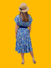 Charger l'image dans la galerie, Robe vintage Lisa - Toute boutonnée à fleurs bleues. Taille XXXL, 46, 48