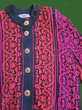 Charger l'image dans la galerie, Cardigan vintage Ingrid - A volutes et rayures. Rouge, fuchsia et noire. Taille L, 40, 42. Yves Saint Laurent Variations