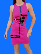 Charger l'image dans la galerie, Robe vintage Sylvie - Vinyle futuriste rose. Taille XS, 34, 36. Fabriqué en France.