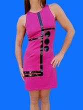 Charger l'image dans la galerie, Robe vintage Sylvie - Vinyle futuriste rose. Taille XS, 34, 36. Fabriqué en France.