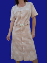 Charger l'image dans la galerie, Robe vintage Stella - Imprimé damiers beige-moutarde. Taille XXL, 44, 46. Fabriqué en France.