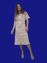 Charger l'image dans la galerie, Robe vintage Stella - Imprimé damiers beige-moutarde. Taille XXL, 44, 46. Fabriqué en France.