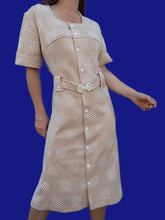 Charger l'image dans la galerie, Robe vintage Stella - Imprimé damiers beige-moutarde. Taille XXL, 44, 46. Fabriqué en France.